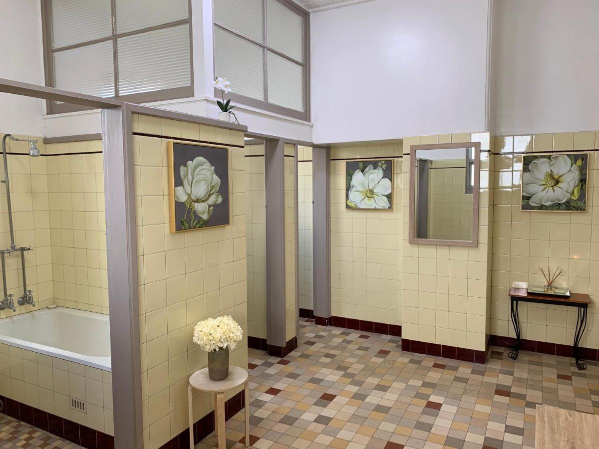 Neath Hotel Eksteriør billede